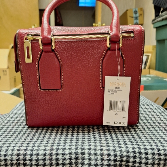 Michael Kors Selby Cherry Red Med Messenger Crossbody - Picture 2 of 6